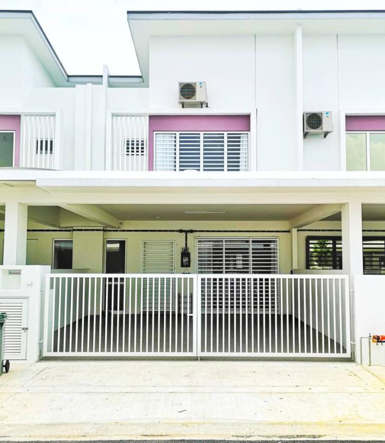 Holiday Homestay Σερεμπάν Εξωτερικό φωτογραφία