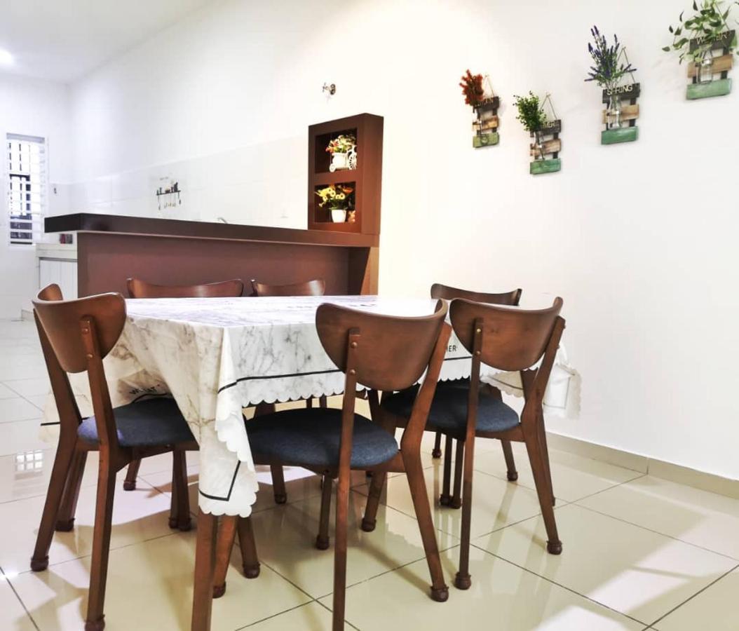Holiday Homestay Σερεμπάν Εξωτερικό φωτογραφία