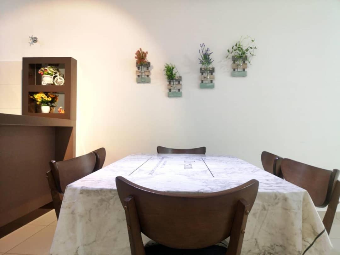 Holiday Homestay Σερεμπάν Εξωτερικό φωτογραφία